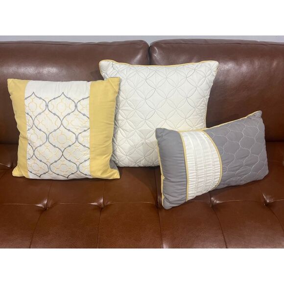 BUNDLE‎ OF DECORATIVE PILLOWS - Picture 1 of 7